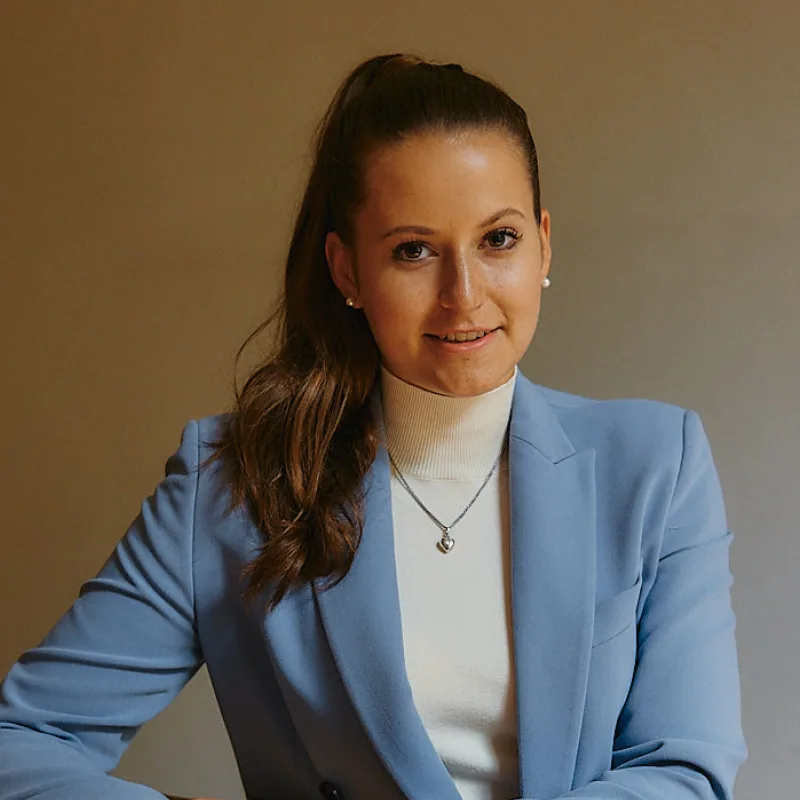 Profilbild Johanna Heise, junge Frau mit langen dunklen Haaren in blauem Blazer